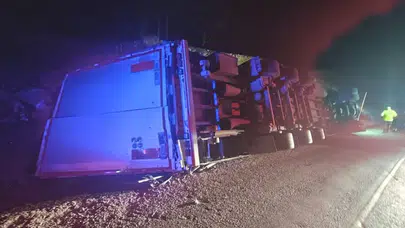 Mersin'de yabancı plakalı tır devrildi: Sürücü hayatını kaybetti!