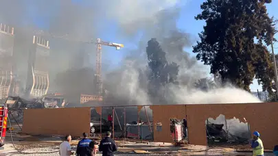 İzmir Bayraklı'da şantiye yangını! Ekipler müdahale ediyor