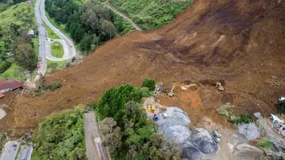 Yol inşaatında toprak kayması: 4 işçi hayatını kaybetti