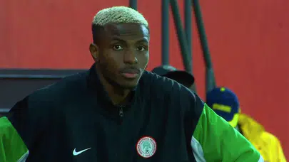 Osimhen gözyaşlarıyla oyundan çıktı