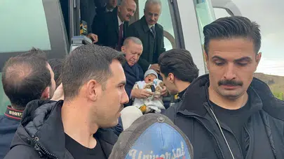 Cumhurbaşkanı Erdoğan'ın bebek sevgisi: Konvoyu durdurdu!