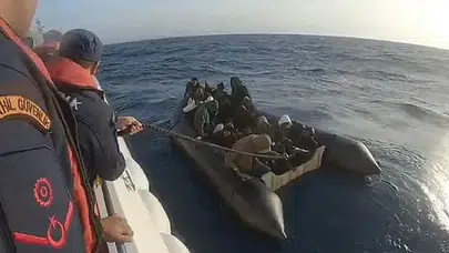 İzmir açıklarında 18 düzensiz göçmen yakalandı, 25 göçmen kurtarıldı!