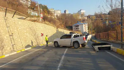 Tunceli'de kamyonet, 7 metreden düştü: 3'ü çocuk 4 yaralı