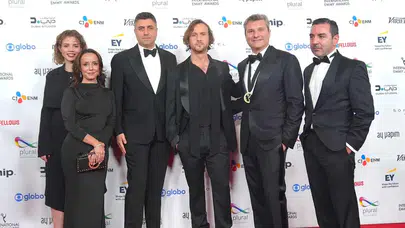 Deha dizisi Emmy Ödülü kazandı!