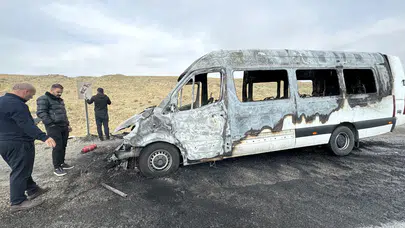 Van'da seyir halindeki minibüs yanarak kül oldu