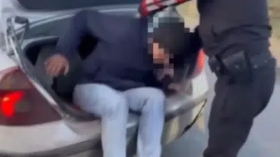 Erzincan’da otomobilin bagajında 2 kaçak göçmen yakalandı!