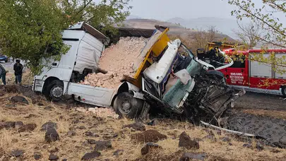 Siverek-Adıyaman kara yolunda iki kamyon çarpıştı: 1 ölü, 1 ağır yaralı