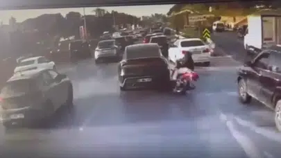 Maltepe'de motosiklet otomobile çarptı: İşte o anlar!