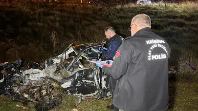 Uşak'ta otomobil şarampole uçtu: 2 ölü, 1 yaralı!