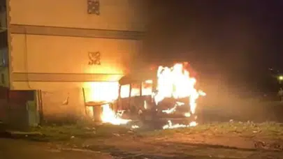 Avcılar’da seyir halindeki minibüs alev alev yandı!