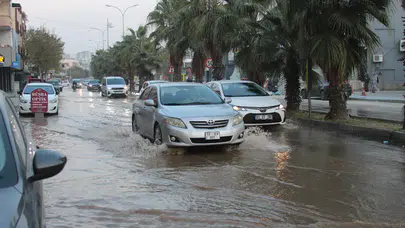 Adana'da içme suyu yolları sele çevirdi: 3 mahalle sular altında kaldı!