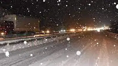 İstanbul yönü ağır tonajlı araç trafiğine neden kapatıldı? Kar kalınlığı 20 santimetreye ulaştı