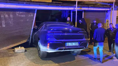 Sivas’ta fren yerine gaza basan sürücü markete daldı!