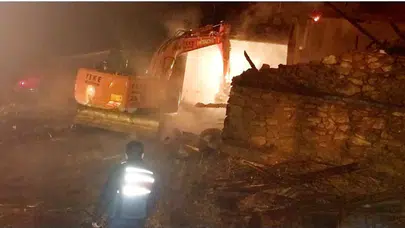 Adana'da gece yarısı yangın: Bir ev yandı, okul lojmanı hasar gördü