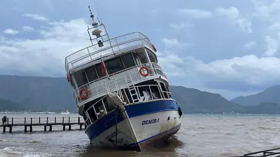 Marmaris’te fırtına etkili oldu: Tekneler karaya oturdu