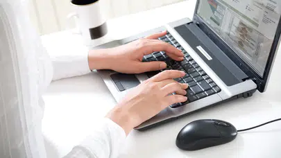 İşe erken geldiği için işten kovuldu!