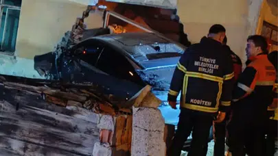 Bolu’da otomobil binaya çarrptı!