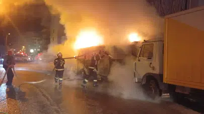 Denizli'de park halindeki minibüs aniden alev aldı!