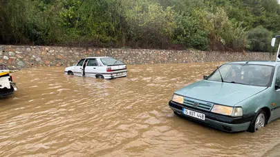Antalya'da D 400 karayolunda araçlar mahsur kaldı