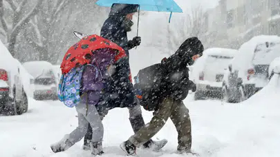 Ağrı'da Yoğun Kar Yağışı ve Buzlanma Nedeniyle Eğitime Neden Ara Verildi?