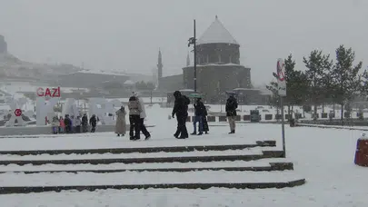 Kars, 2025’in son gününü kar ve halayla karşıladı