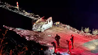 Tunceli'de buzlanan yolda kayan ticari araç, şarampole yuvarlandı: 1'i ağır 2 yaralı