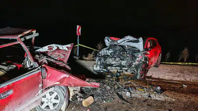 Manisa'da iki otomobil çarpıştı: 1'i çocuk 3 kişi öldü