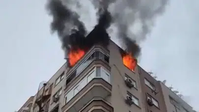 Mersin’de iki ayrı evde korkutan yangın: İtfaiye ekipleri alevlere müdahale etti