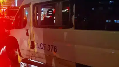 Ataşehir'de motosiklet ile yolcu servisi çarpıştı: 2'si ağır 3 yaralı