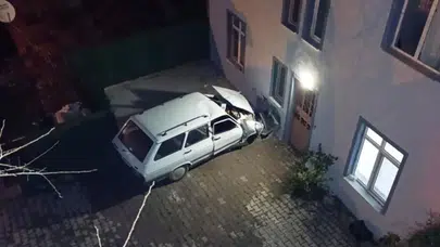 Kütahya Hisarcık'ta otomobil evin duvarına çarptı: 1 ölü, 1 yaralı