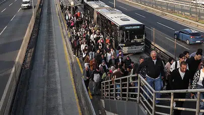 Metrobüs arızalandı duraklar kitlendi
