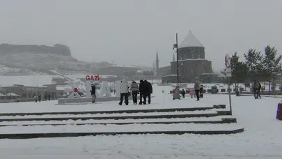 Kars'ta kar keyfi: Vatandaşlar halay çekti!