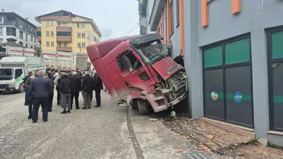 Düzce'de park halindeki tır dehşet saçtı: 4 araç ile markete çarptı!