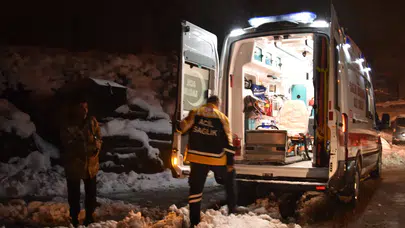 Bitlis'te 7 aylık bebek için seferberlik: Kar nedeniyle kapanan yollar açıldı
