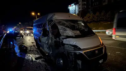 Kocaeli'de iki işçi servisi çarpıştı: 3 kişi yaralandı