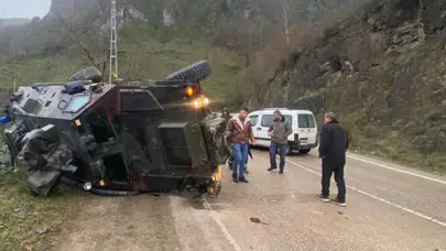 Ordu'da korkutan kaza: Ticari araçla çarpışan askeri araç devrildi