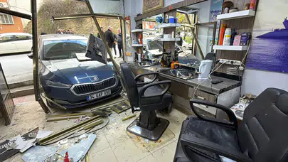 Arnavutköy’de el freni çekilmeyen araç berbere daldı