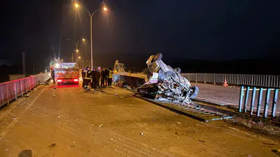 Afyonkarahisar'da otomobil köprü demirlerine çarptı: 1 ölü, 3 yaralı