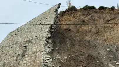 Rize’de şiddetli yağış heyelana neden oldu: İstinat duvarı çöktü