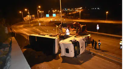 Sinop’ta kömür yüklü tır devrildi: 2 yaralı