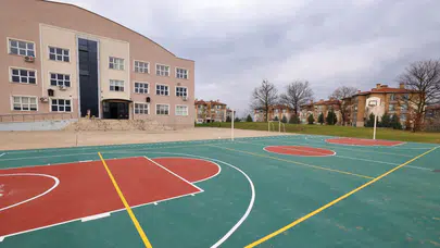 İstanbul’da 19 okul bahçesi ücretli otoparka dönüştürüldü: Veliler ve eğitim sendikaları karara tepkili