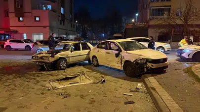 Kayseri'de kazada savrulan araç, yayalara çarptı: 4 yaralı