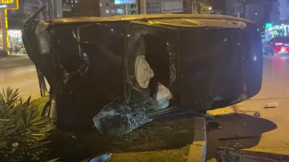 Mersin'de refüje çarpan otomobil devrildi: Sürücü yaralandı