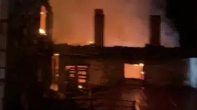 Balıkesir'de alevler 2 evi küle çevirdi: 1 kişi öldü