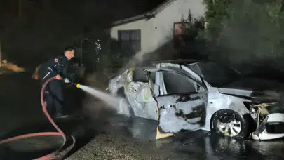 Antalya'da park halindeyken yanan otomobil hurdaya döndü