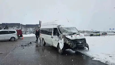 Kayseri’de işçi servisi tıra çarptı: 11 yaralı