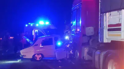 Kahramanmaraş'ta feci kaza! Otomobil, tırlarla çarpıştı: 1 ölü, 1 yaralı