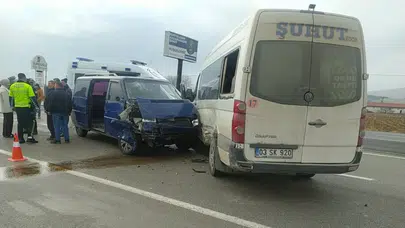 Afyonkarahisar'da 2 minibüs çarpıştı: 7 kişi yaralandı!