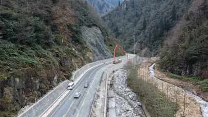 Ayder yolunda kaya düşmesi riskine karşı önlem alındı