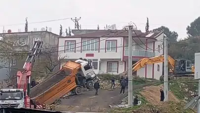 Dilovası’nda korku dolu anlar: Askıda kalan kamyon vinçle kurtarıldı